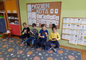 Dzieci wykonują ćwiczenie zręcznościowe - nawijaja włóczkę